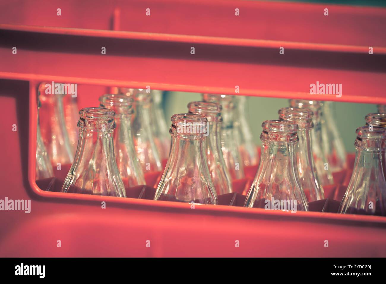 Aus rotem Kunststoff Kiste mit leeren Glasflaschen Stockfoto