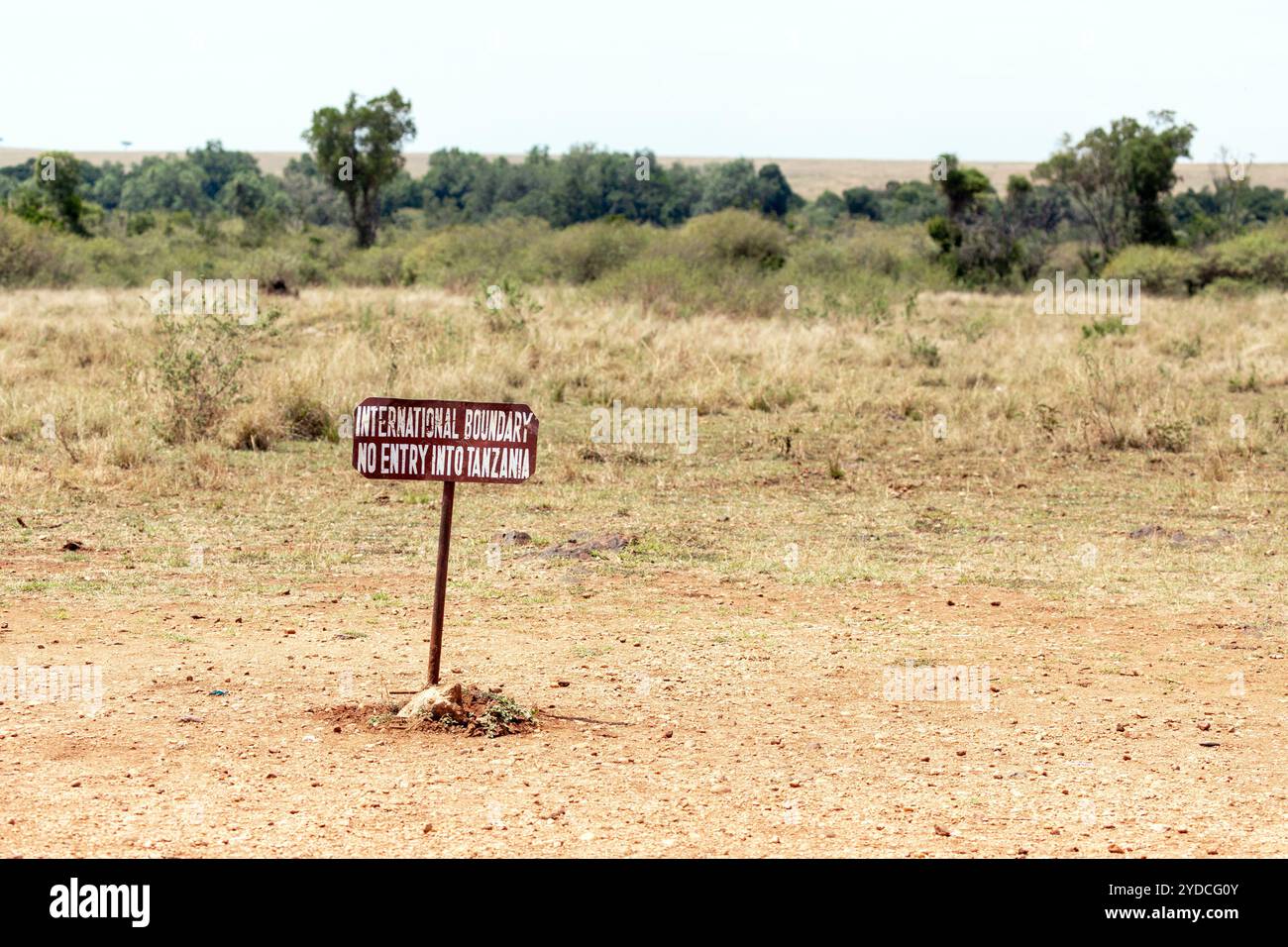 Internationale Grenzmarkierung zwischen Kenia und Tansania, Afrika Stockfoto