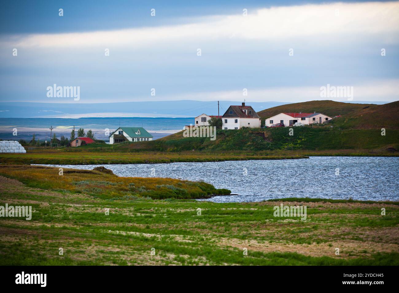 Isländische Landschaft mit kleiner Lage an der Fjordküste Stockfoto