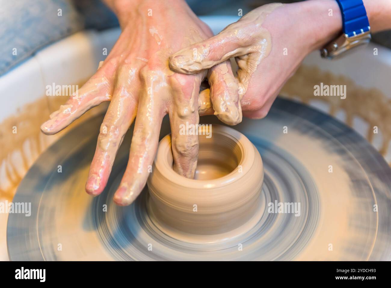 Töpferei – ein Tonbecher wird erzeugt Stockfoto