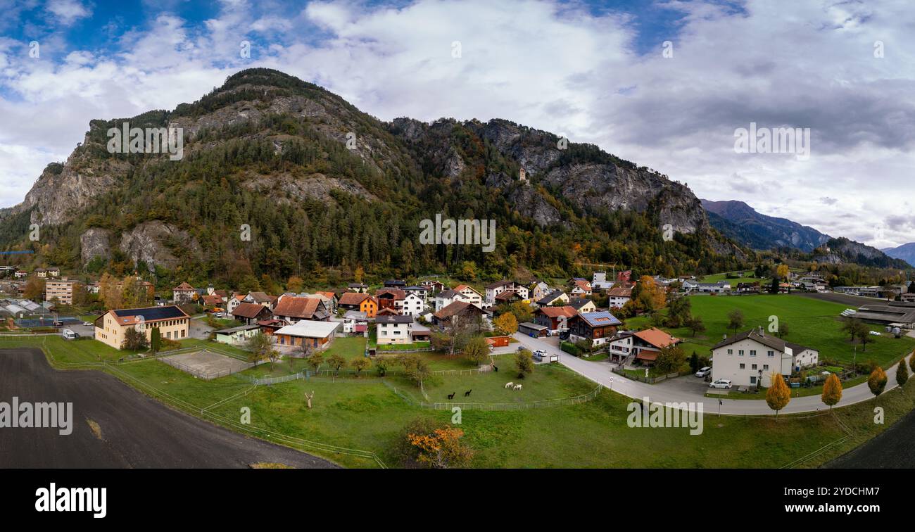 Panoramablick auf das Dorf Rothenbrunnen in der Südostschweiz im Herbst Stockfoto