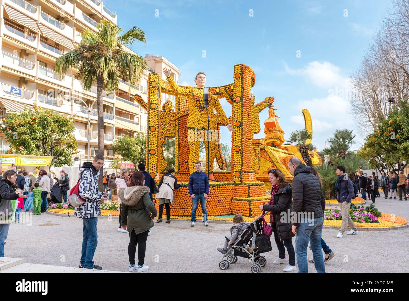 FRANKREICH, MENTON - 18. FEBRUAR: 84. Lemon Festival (Fete du Citron) in Menton an der französischen Riviera. Riesige Zitruskonstruktionen aus Zitronen und Stockfoto