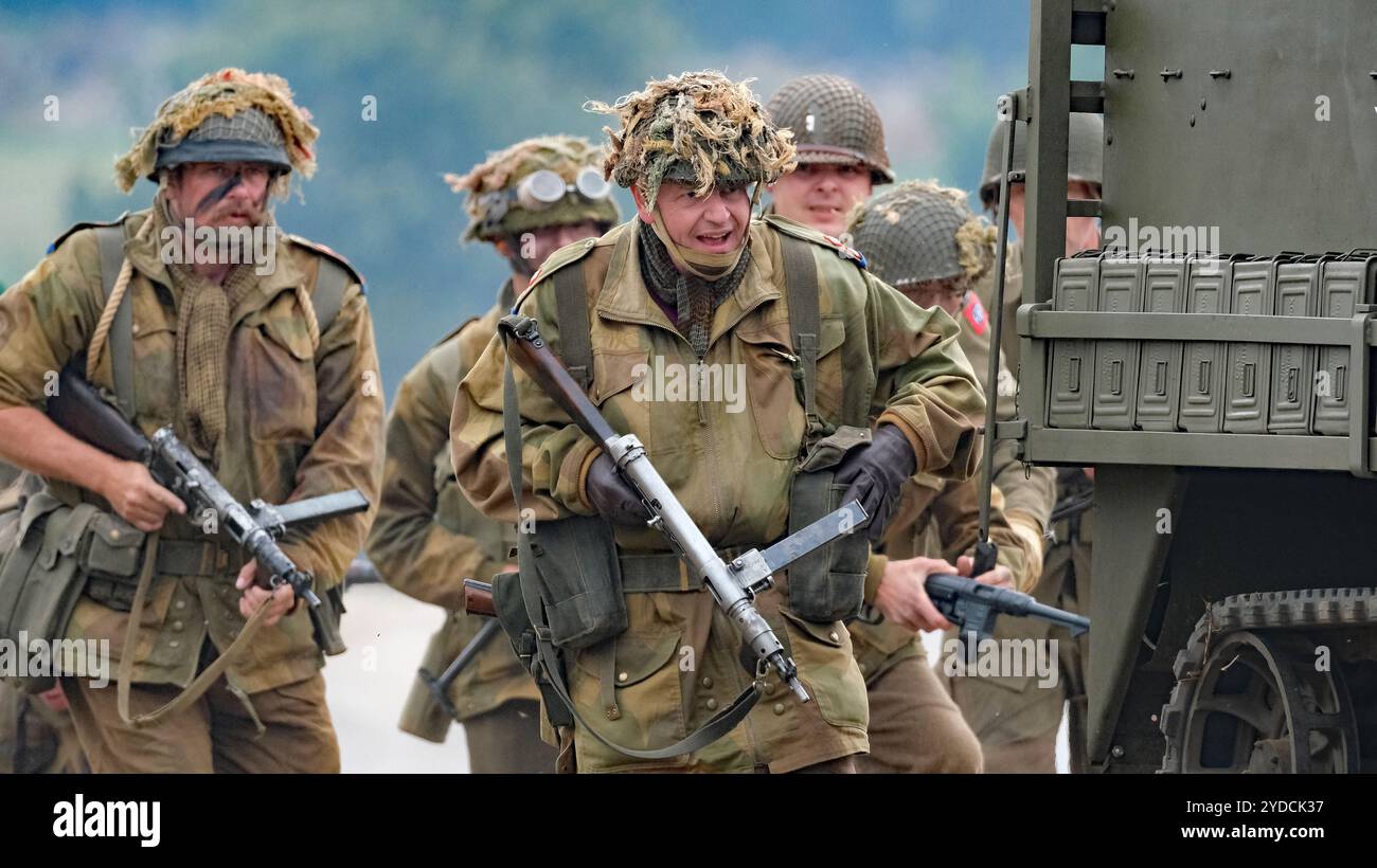 Siegesshow, leicester, Großbritannien, August 2024. Darsteller auf dem Schlachtfeld, die einen Scheinkampf mit Explosionen, Schüssen und Fahrzeugen inszenieren. Stockfoto