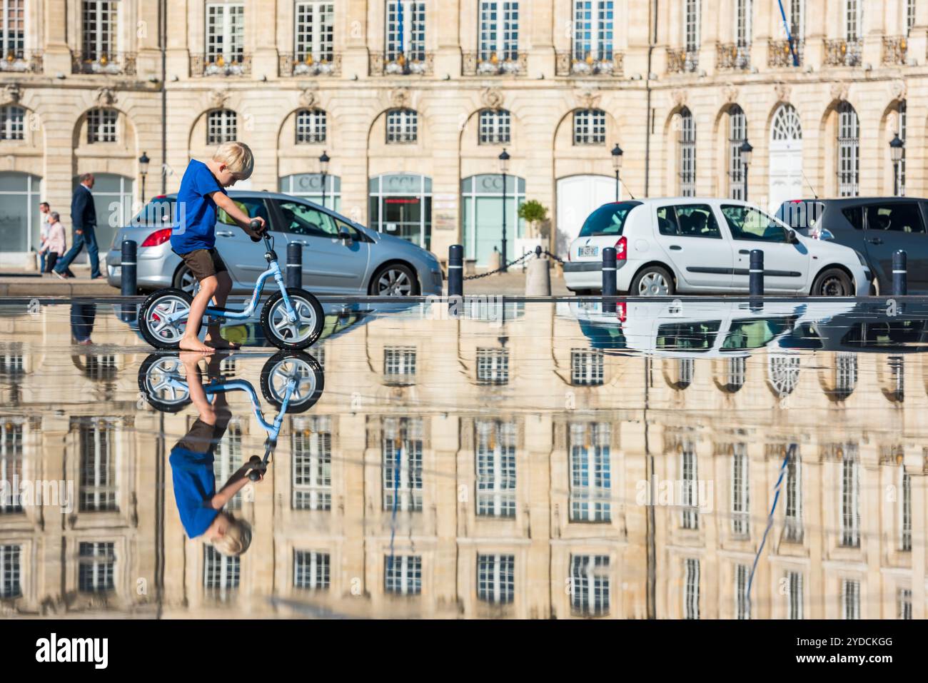 Kinder haben Spaß in einem Spiegelbrunnen in Bordeaux Stockfoto