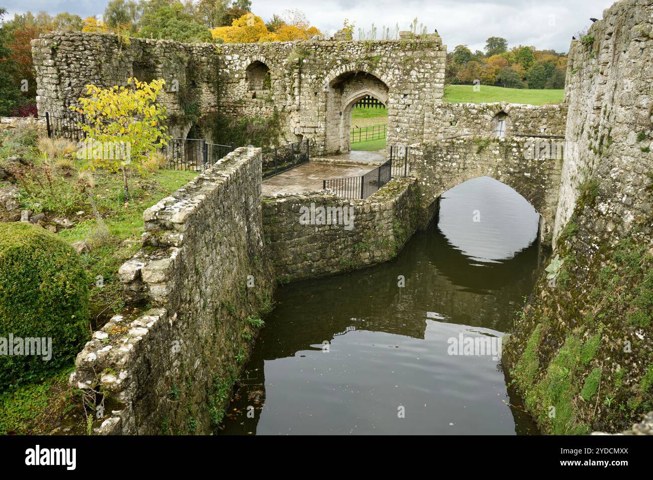 Ruinen der mittelalterlichen Barbican und Mühle in Leeds Castle unter grauem Himmel. Stockfoto