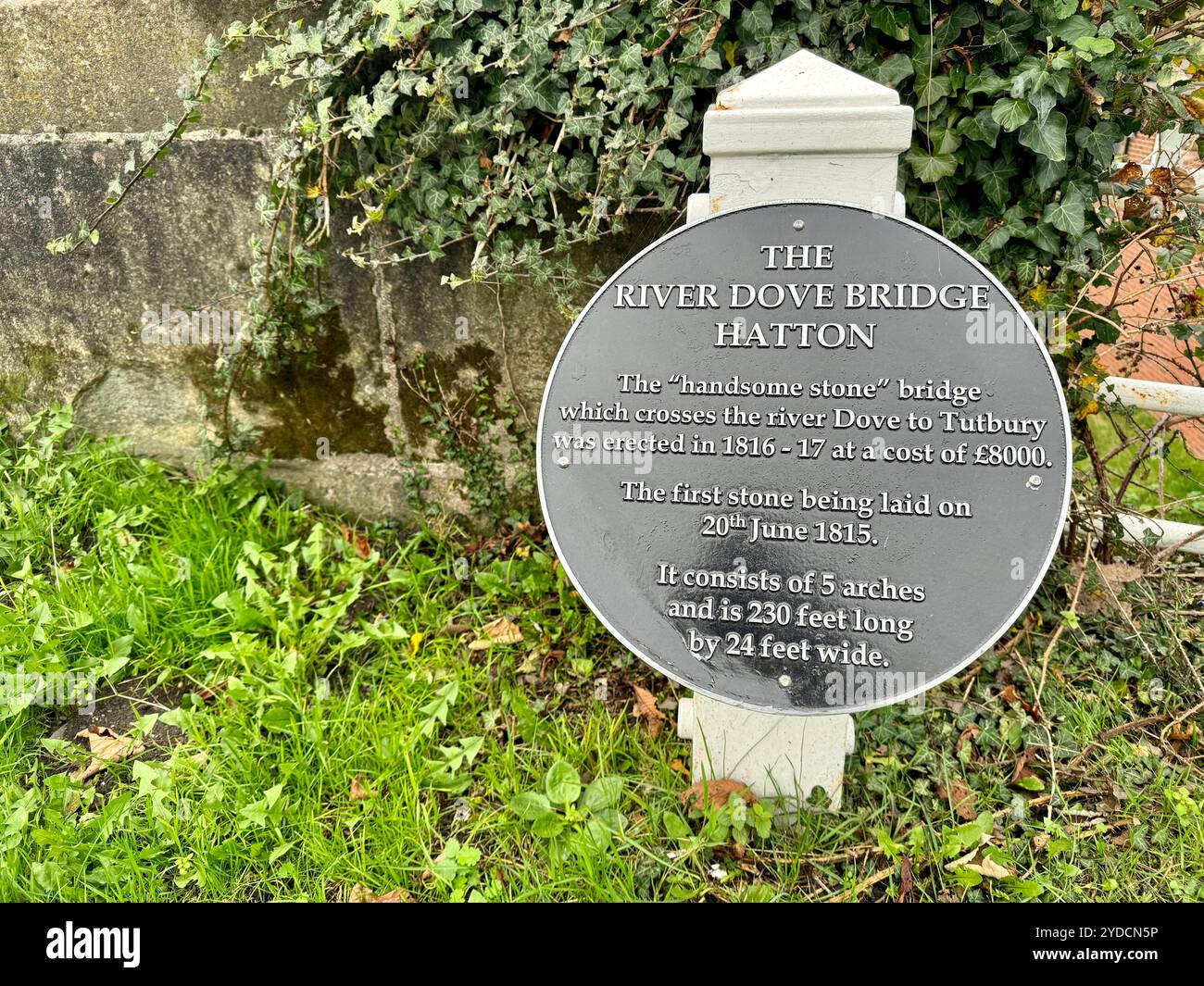 Informationstafel an der River Dove Bridge Hatton. Stockfoto