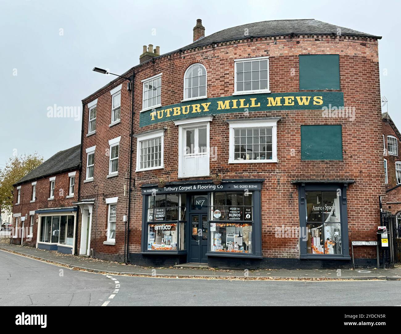 Tutbury Mill Mews, ehemals Standort des Geschäfts FJ Gane Ironmongers, wurde in den 1960er Jahren in Geschäftsräume umgewandelt Stockfoto