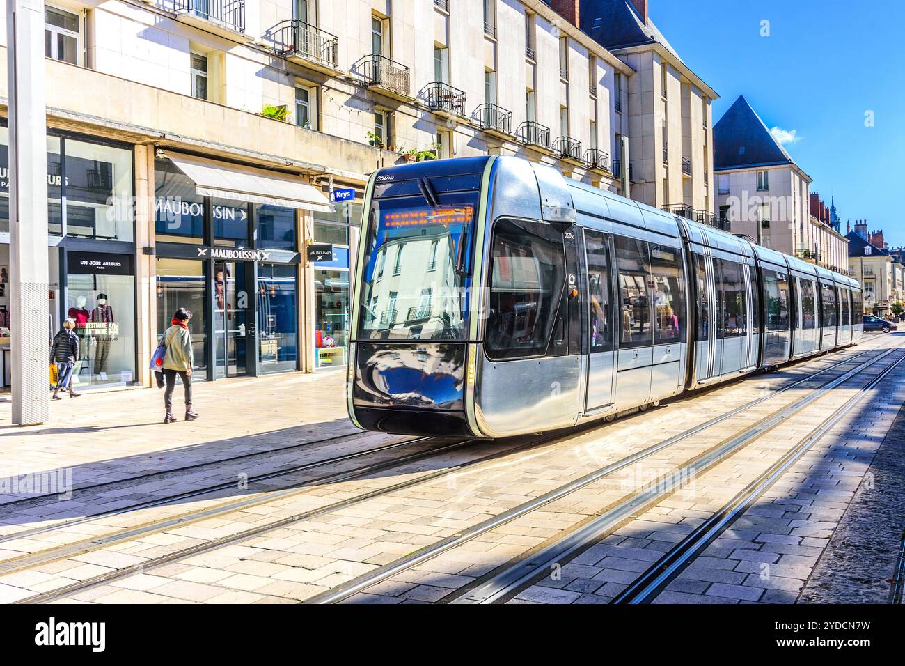 Alstom-Straßenbahn, die entlang der autofreien Hauptverkehrsstraße der Stadt fährt - Tours, Indre-et-Loire (37), Frankreich. Stockfoto