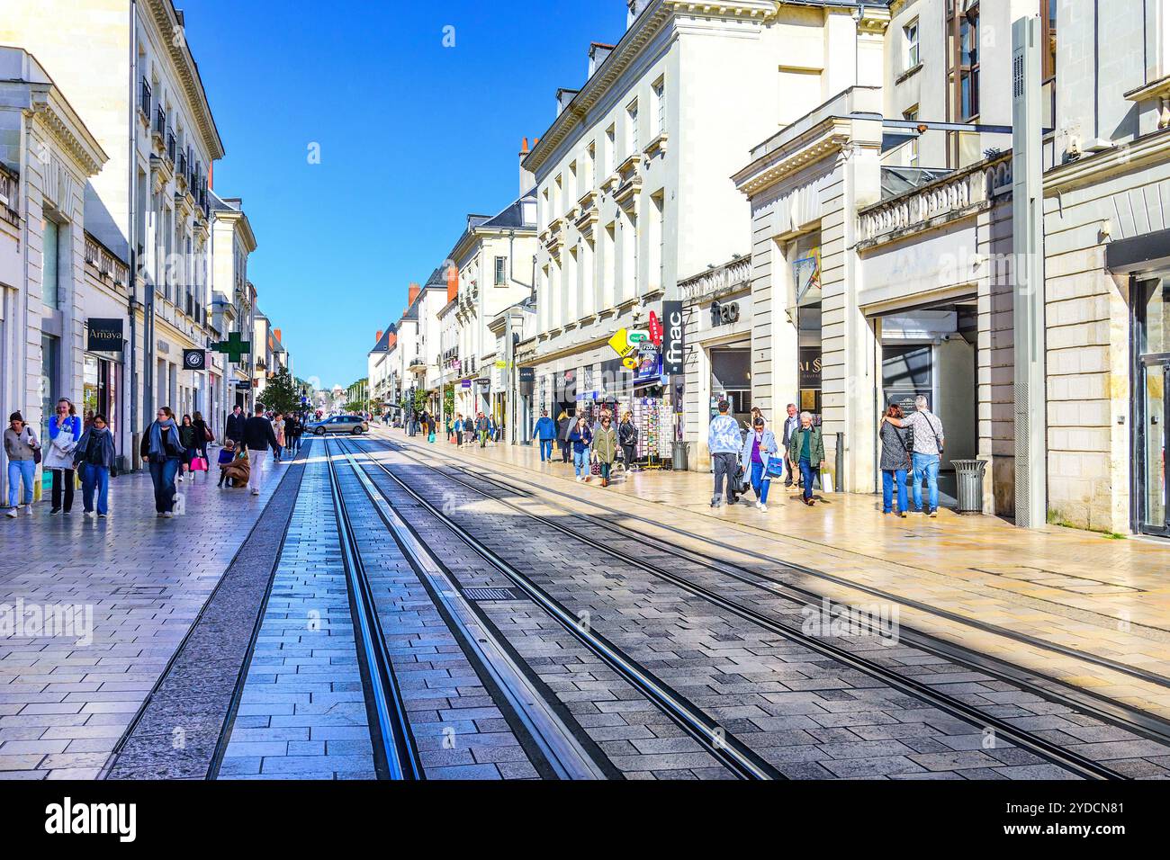 Straßenbahnschienen in der Hauptdurchgangsstraße der Stadt - Tours, Indre-et-Loire (37), Frankreich. Stockfoto