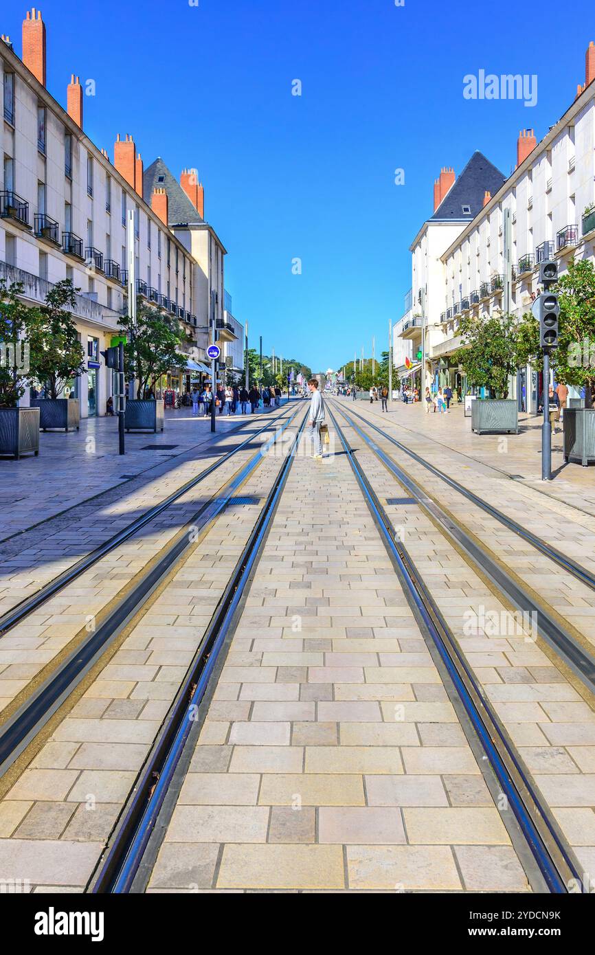 Straßenbahnschienen in der Hauptdurchgangsstraße der Stadt - Tours, Indre-et-Loire (37), Frankreich. Stockfoto