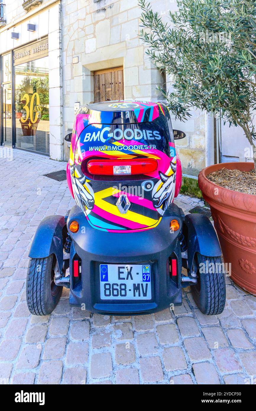 Renault Twizy zweisitziges Elektro-Mikroauto mit BMGoodies-Werbung - Tours, Indre-et-Loire (37), Frankreich. Stockfoto