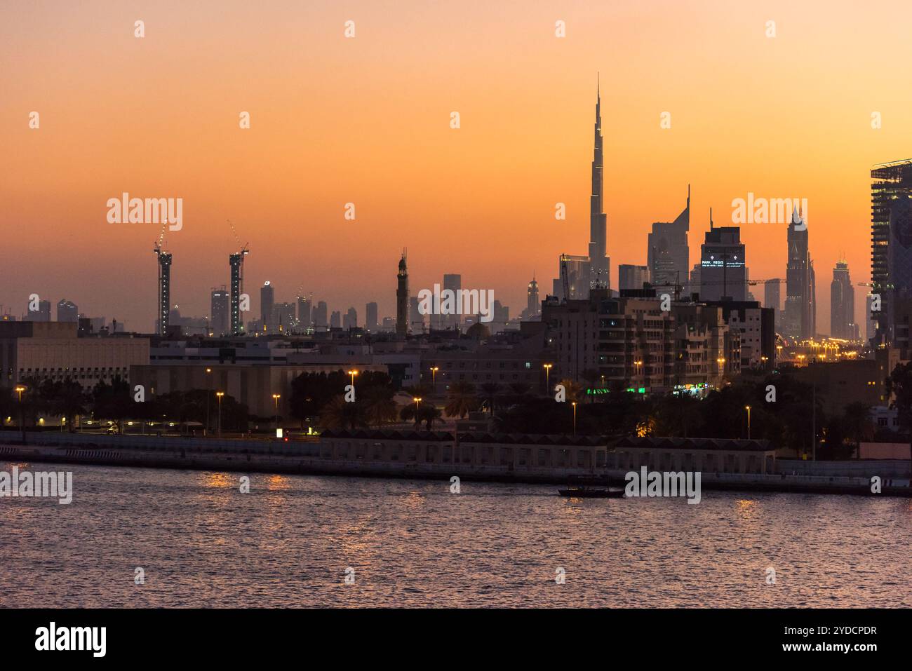 Blick auf die Stadt Dubais von der Dubai Creek Bank bei Nacht Stockfoto