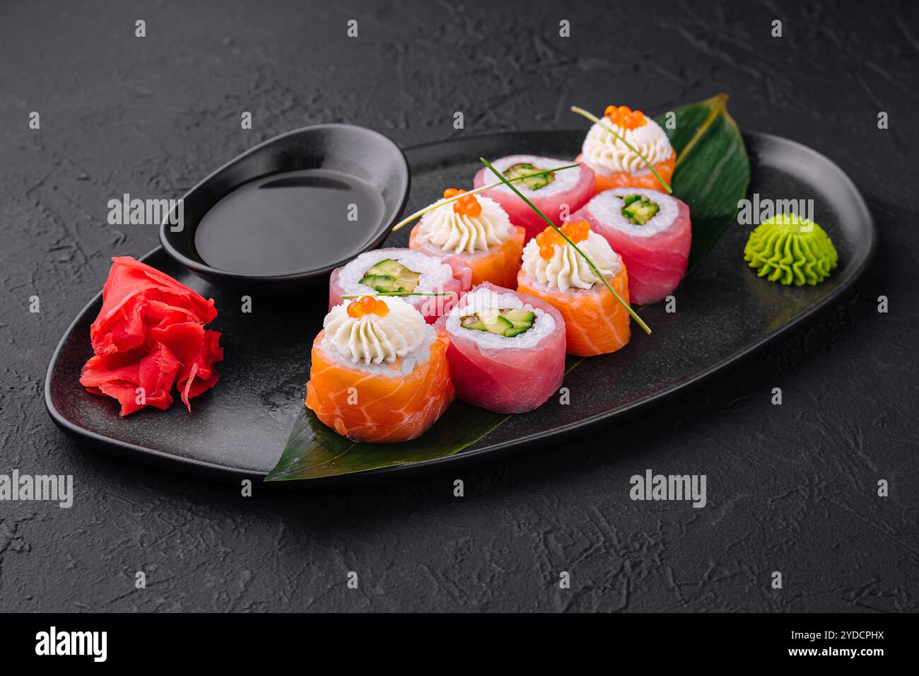 Sushi-Brötchen mit Lachs und Thunfisch Stockfoto