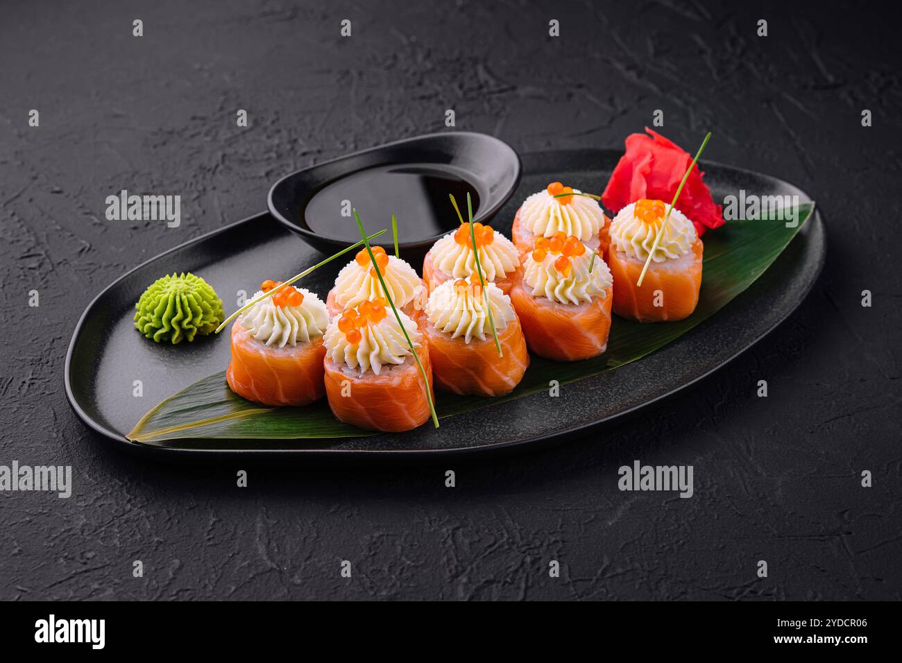 Sushi-Brötchen mit Lachs und Kaviar Stockfoto