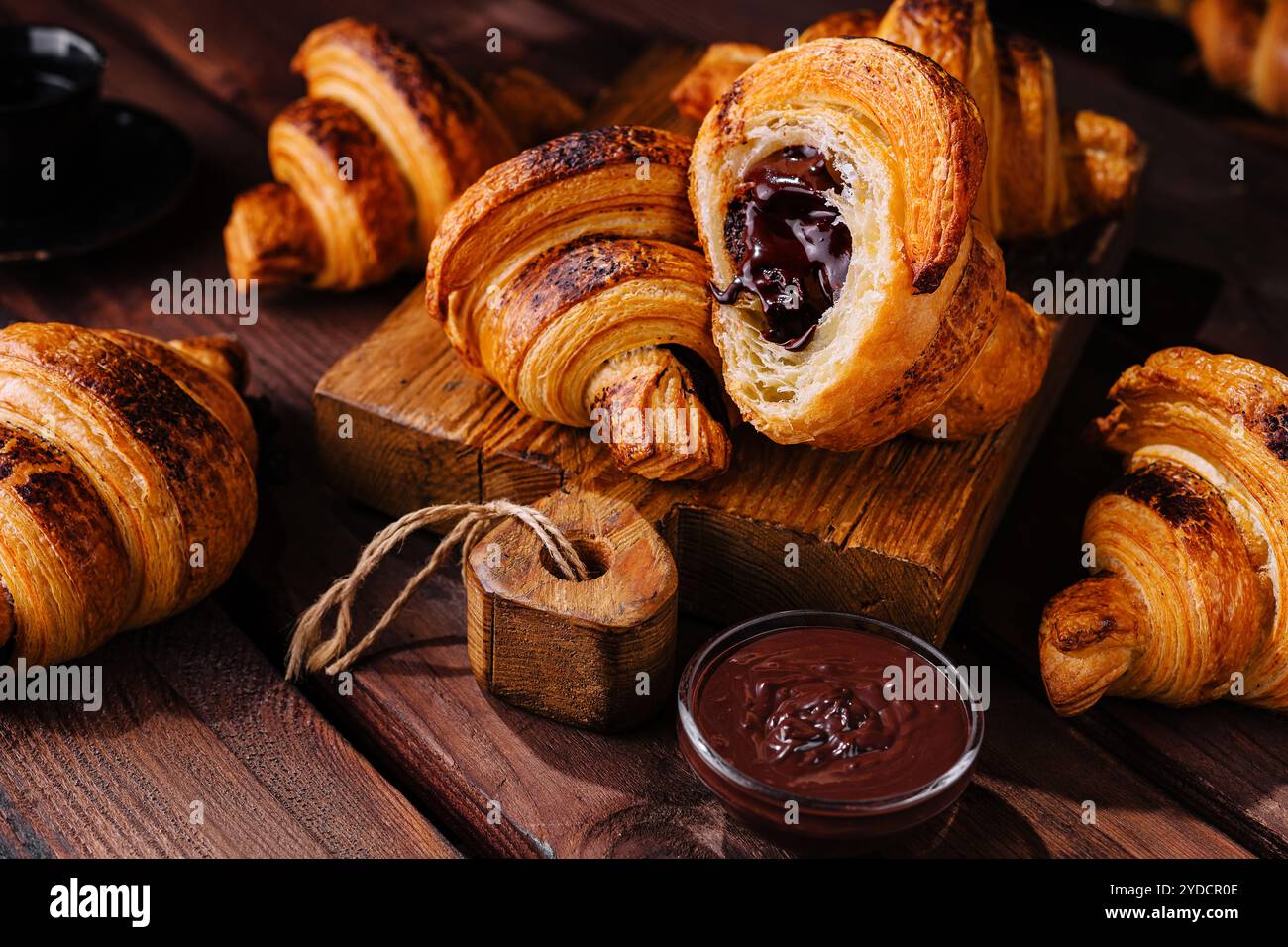 Croissant gefüllt mit Schokolade von oben Stockfoto