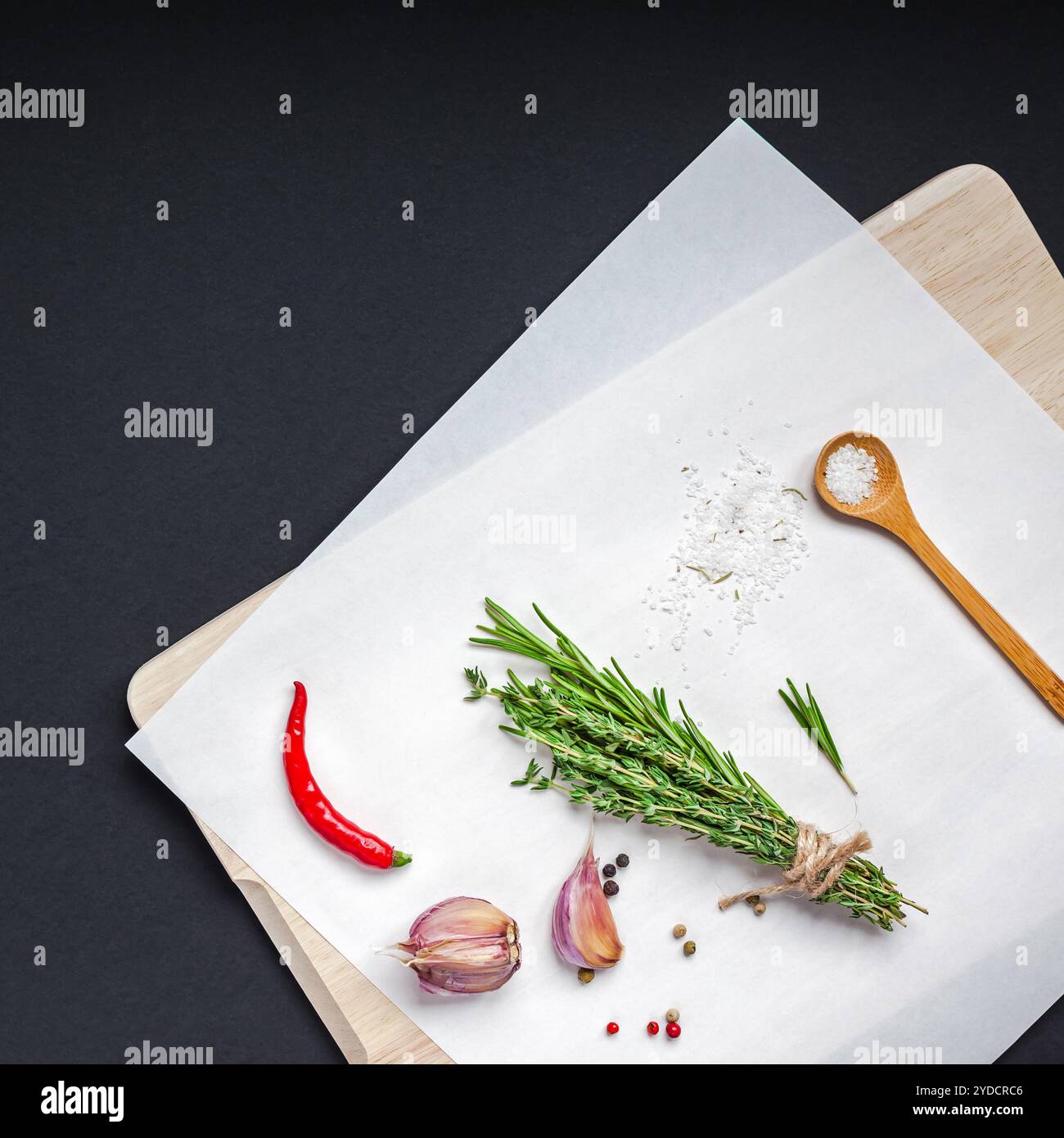 Essenshintergrund mit Kräutern und Gewürzen Stockfoto