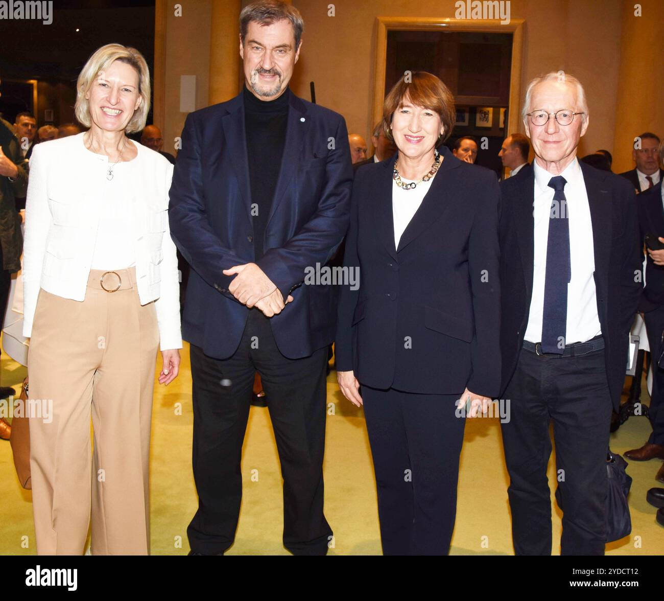 Prof. Dr. Angelika Niebler, MdEP, Praesidentin des Wirtschaftsbeirates Bayern, Dr. Markus Soeder, MDL, Bayerischer Ministerpraesident, Hildegard Müller, Praesidentin des Verbands der Deutschen Automobilindustrie, Dr. Werner Schnappauf MDL a. D München 25.10.2024 Hotel Bayerischer Hof, Festsaal Generalversammlung des Wirtschaftsbeirates Bayern Motto Deutschland und Europa in einer Welt in Aufruhr die Unternehmen schlagen Alarm. Der Standort Deutschland faellt zurueck. Investitionen machen einen Bogen um unser Land. Muenchen *** Prof Dr. Angelika Niebler, MdEP, Präsidentin der Bayerischen Wirtschaftsförderung Stockfoto