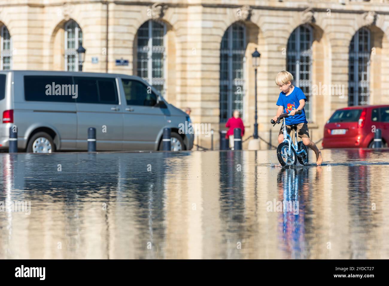 Kinder haben Spaß in einem Spiegelbrunnen in Bordeaux Stockfoto