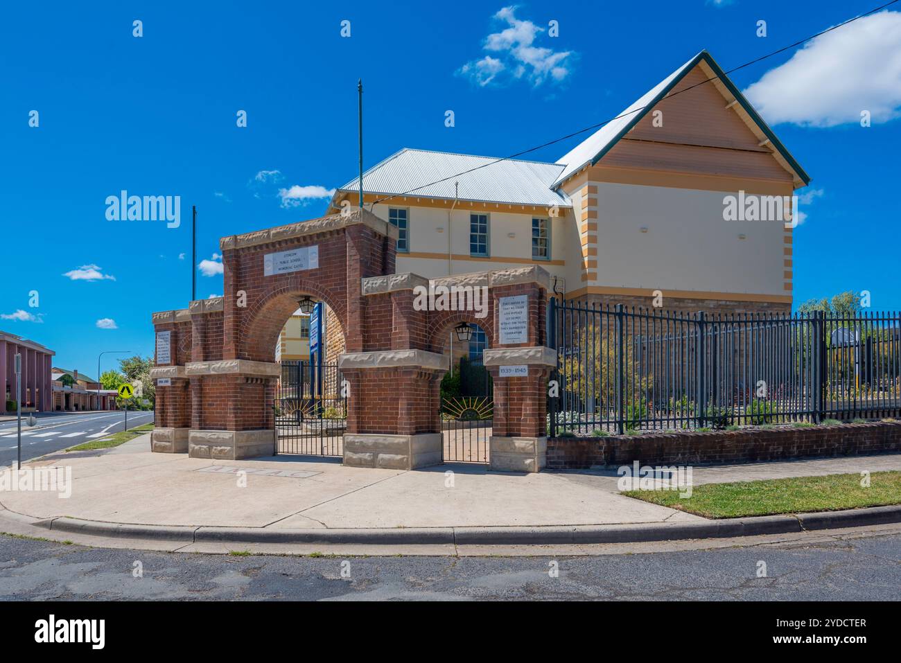 Die Lithgow Public School in New South Wales, Australien, wurde 1878 eröffnet, wurde aber zuerst Eskbank School genannt. Die Gedenktore wurden 1929 hinzugefügt Stockfoto