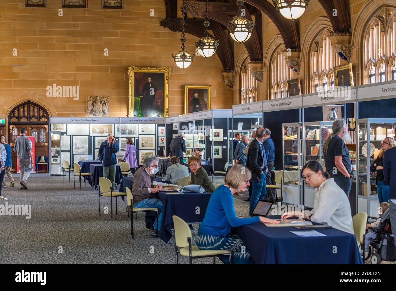 Verkäufer und Käufer auf einer seltenen Buchmesse in MacLaurin Hall an der Sydney University in NSW Australien Stockfoto