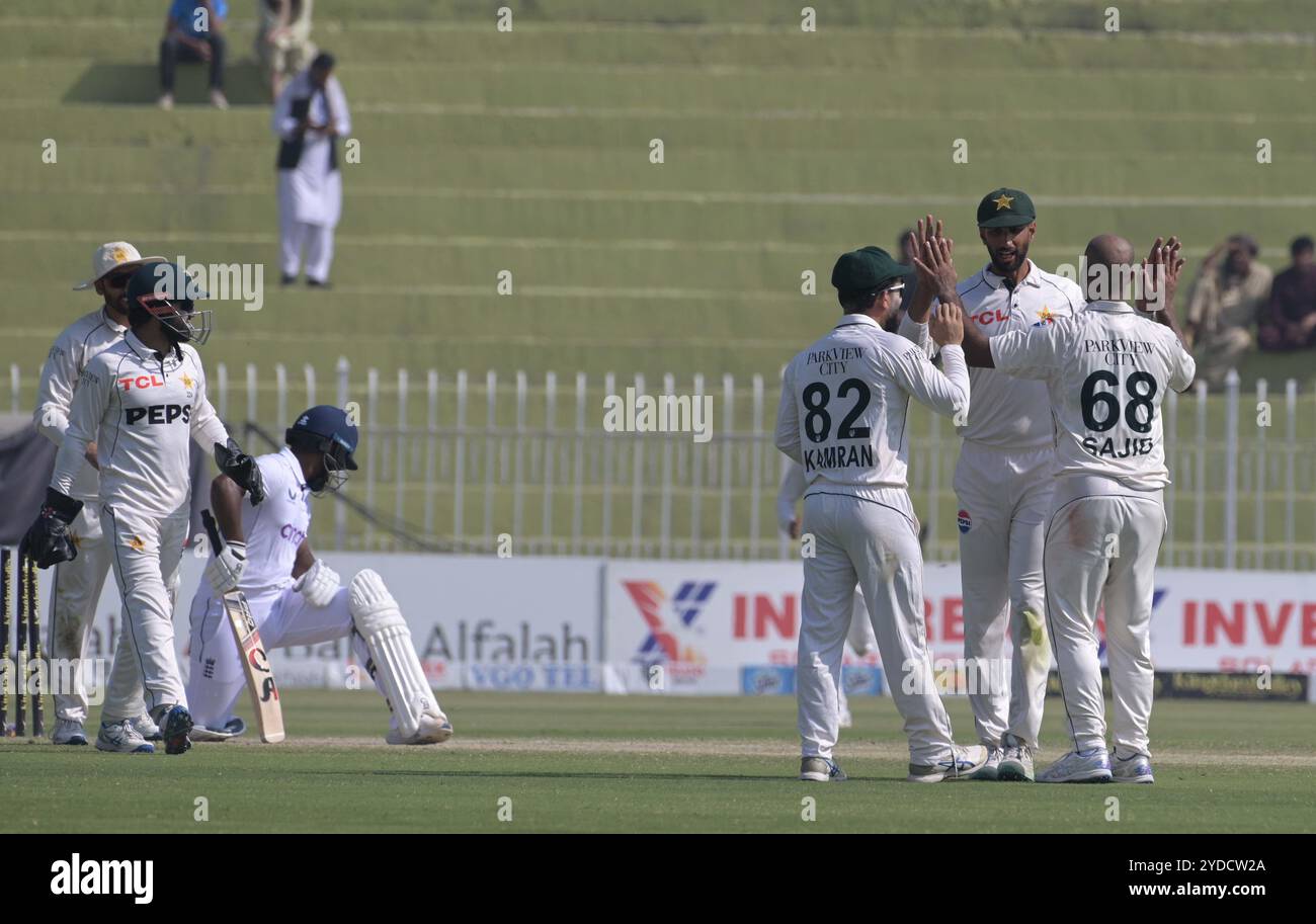 Rawalpindi, Pakistan. Oktober 2024. Pakistans Spieler feiert, um den Wicket des englischen Spielers Rehan Ahmed während des dritten Tages und letzten Cricket Test Matches zwischen Pakistan und England Pindi Cricket Stadium in Rawalpindi (Foto: Raja Imran Bahadar/Pacific Press) Credit: Pacific Press Media Production Corp./Alamy Live News Stockfoto