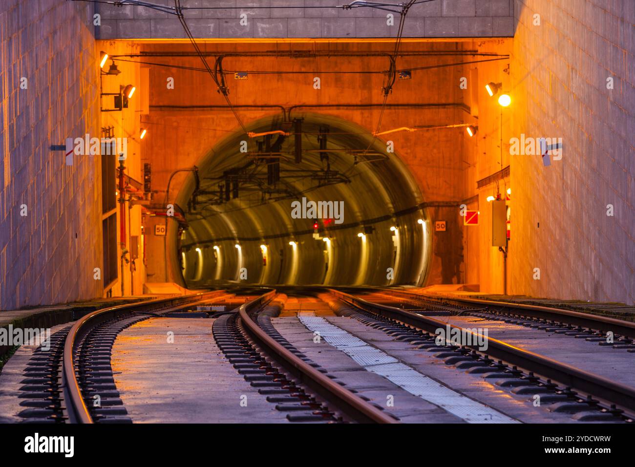 Eingang des U-Bahn-Tunnels auf der Brücke des Dom Luiz in Porto Stockfoto