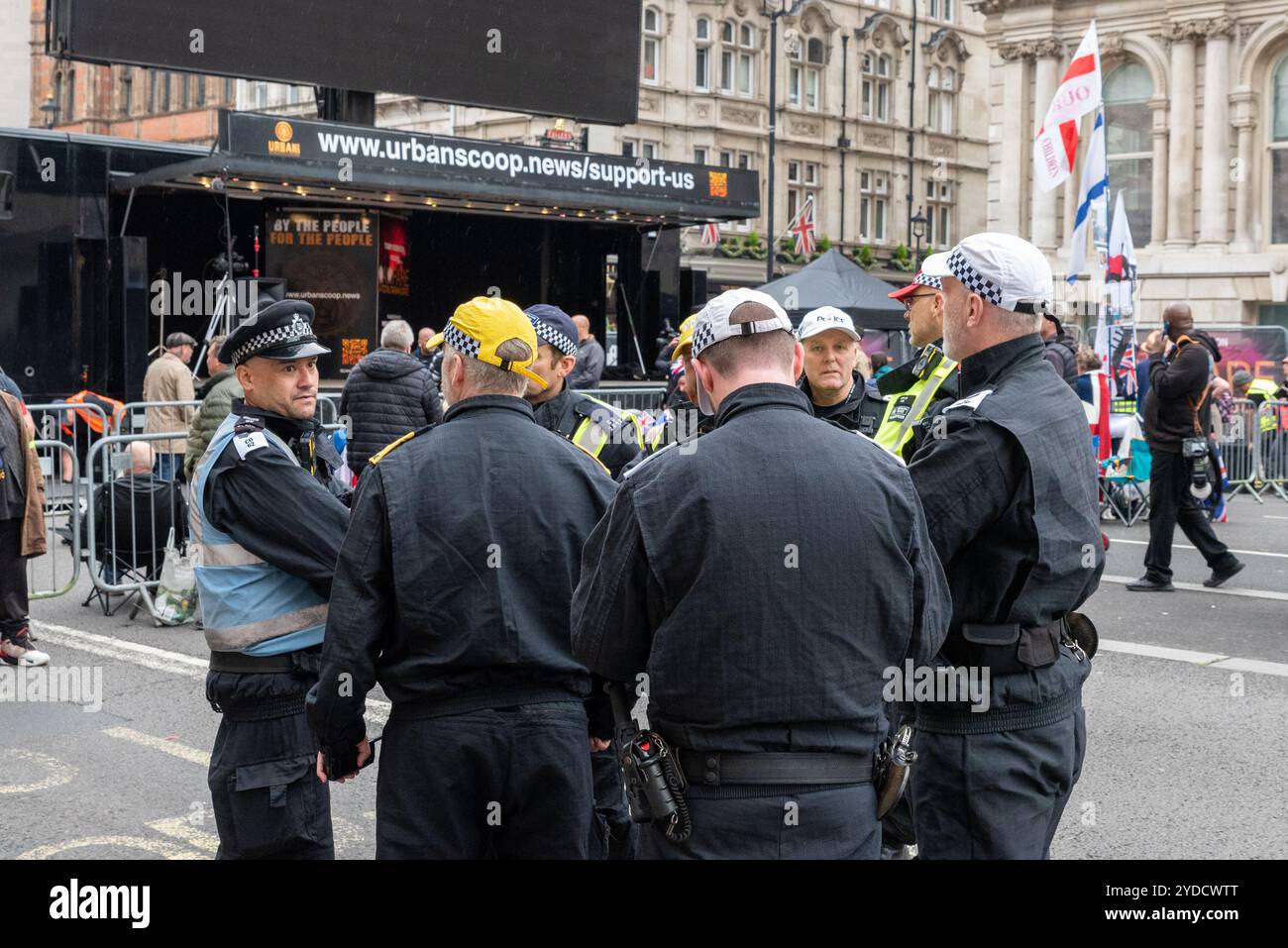 Westminster, London, Großbritannien. Oktober 2024. Anhänger von Stephen Yaxley-Lennon (auch bekannt als Tommy Robinson) treffen sich vor dem Bahnhof Victoria zu einem protestmarsch nach Whitehall. Themen des Protestes sind die Einwanderung, und ein von Stand Up to Rassismus organisierter Widerstand soll bis zum anderen Ende von Whitehall marschieren. Polizeieinheiten der Metropolitan Police bauen ihre Präsenz in der Region aus, um Gewalt abzuschrecken. Robinson steht wegen angeblicher Missachtung des Gerichts vor dem Gefängnis. Offiziere auf der Urban Scoop Bühne in Whitehall Stockfoto