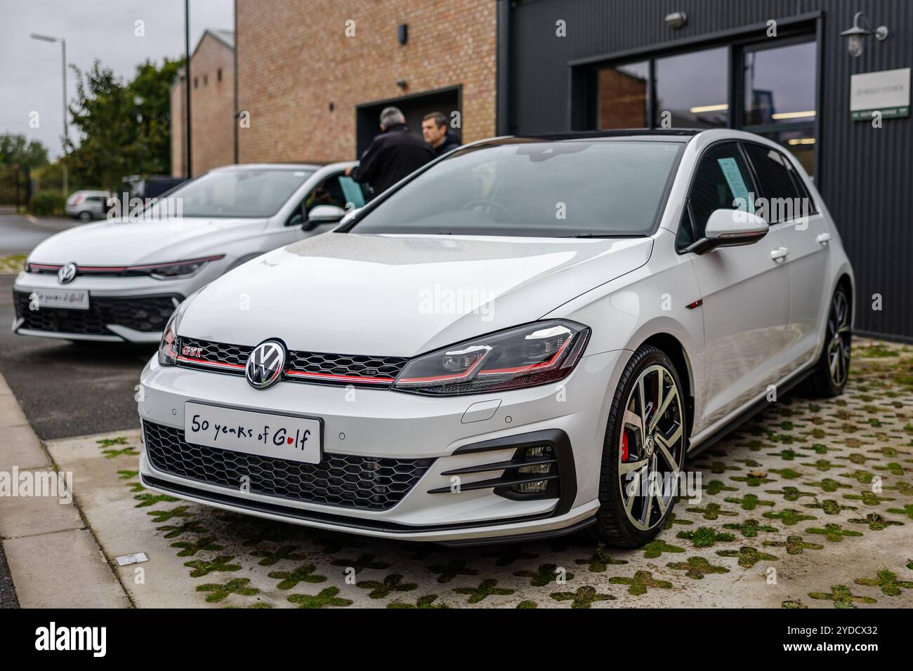 50 Jahre Golf - Volkswagen Golf GTi, ausgestellt im Bicester Heritage Scramble am 6. Oktober 2024. Stockfoto