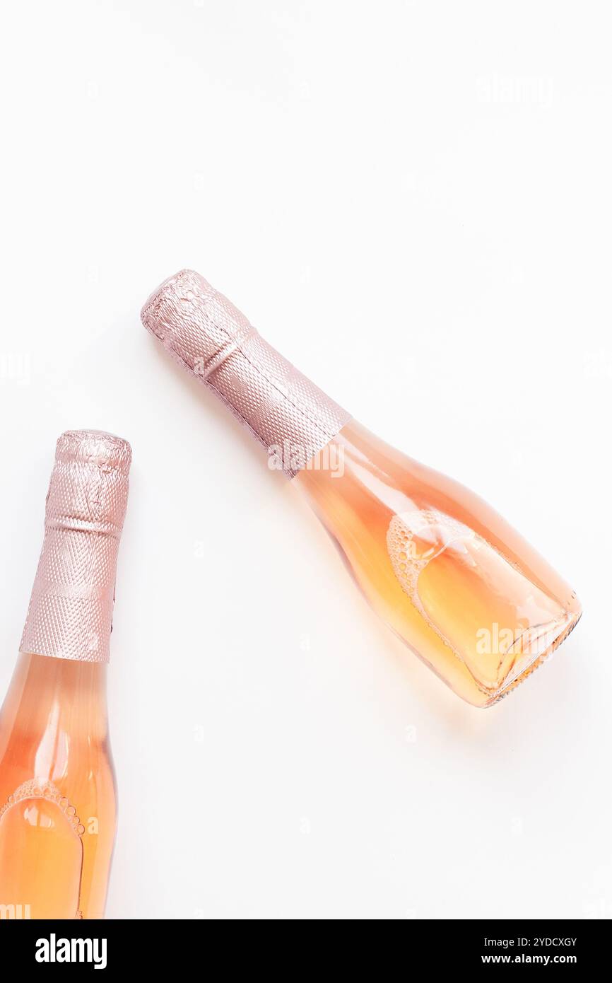 Flaschen Rose Champagne Wein in minimalen Komposition auf weißem Hintergrund mit Kopie Raum isoliert. Natürliches Licht. Vorlage für die Verkostung, degustation i Stockfoto