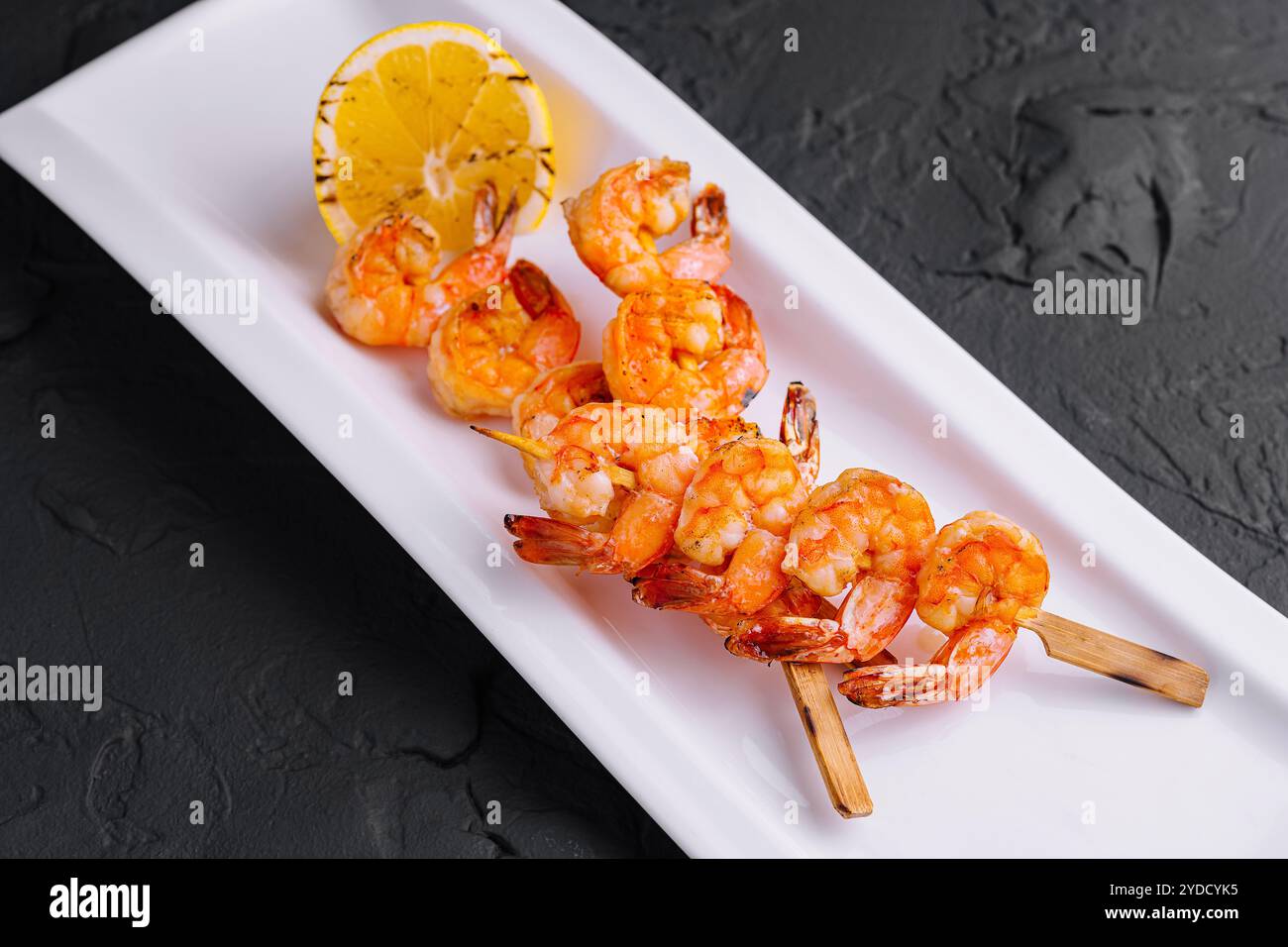 Gegrillte Shrimp Scampi Spieße mit Zitrone Stockfoto