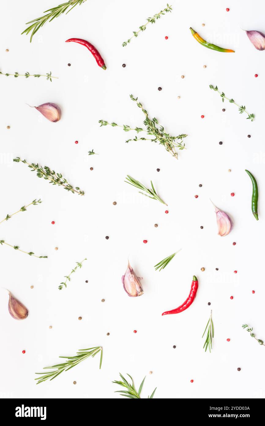 Essenshintergrund mit Kräutern und Gewürzen Stockfoto