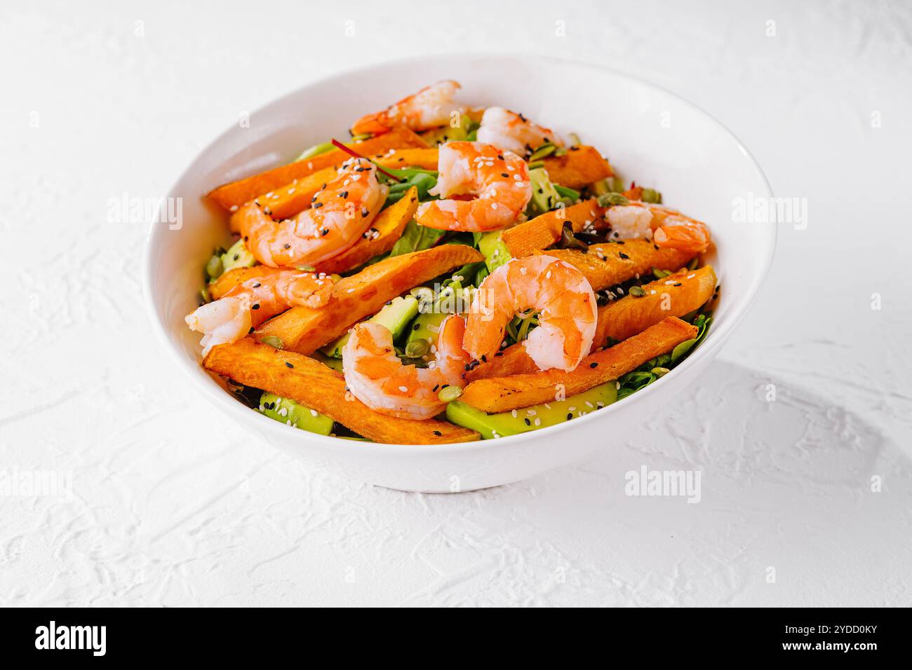 Poke Bowl mit Garnelen mit Süßkartoffel Stockfoto