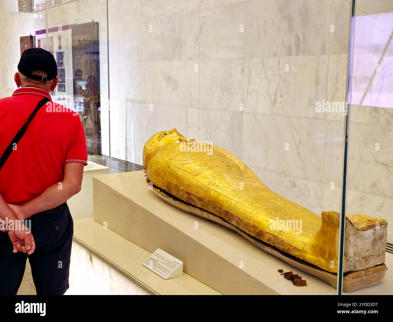 Kairo, Ägypten, 6. Oktober 2024: Der Sarg von Nedjemankh, ein vergoldeter altägyptischer Sarg aus der späten ptolemäischen Zeit im Nationalmuseum von Egyp Stockfoto