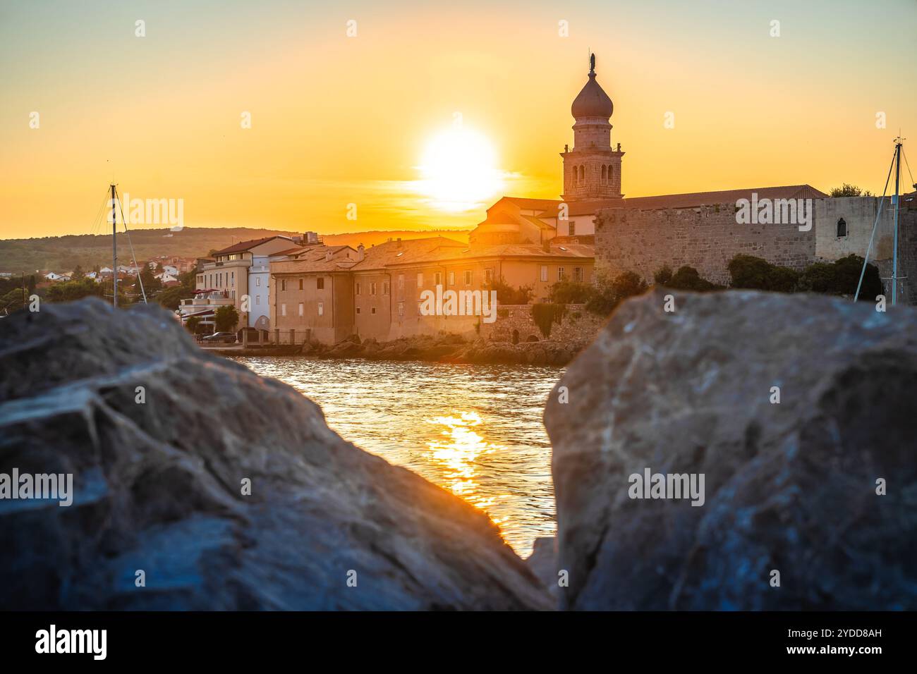 Historische Inselstadt Krk mit goldenem Blick auf den Sonnenuntergang Stockfoto