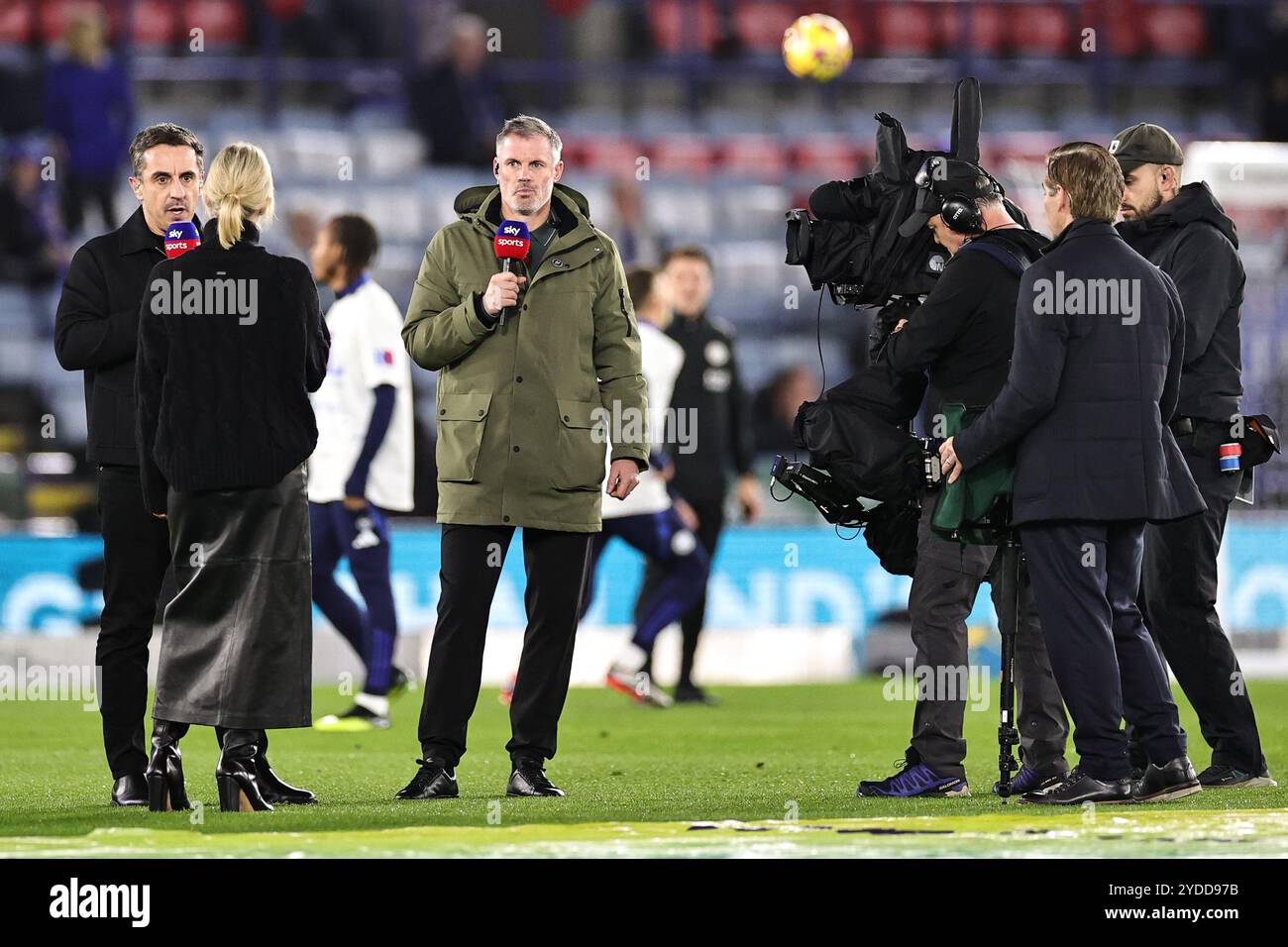 Die Sky Sports-Experten Gary Neville (L) und Jamie Carragher während des Premier League-Fußballspiels zwischen Leicester City und Nottingham Forest im King Power Stadium in Leicester, England. (James Holyoak/SPP) Credit: SPP Sport Press Photo. /Alamy Live News Stockfoto