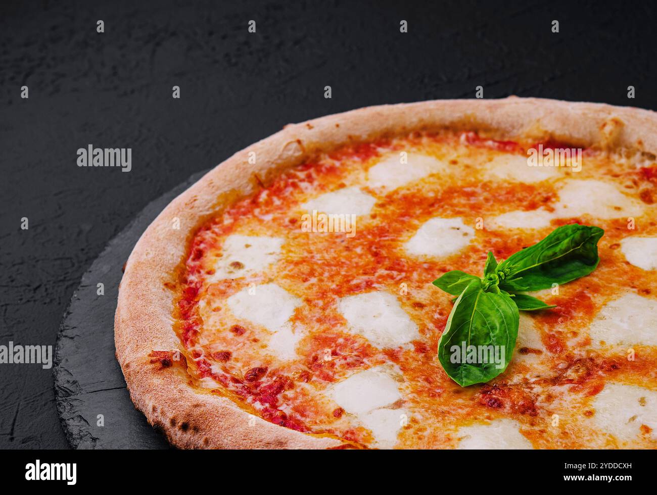 Neapolitanische Pizza auf einer Sahnesauce Stockfoto