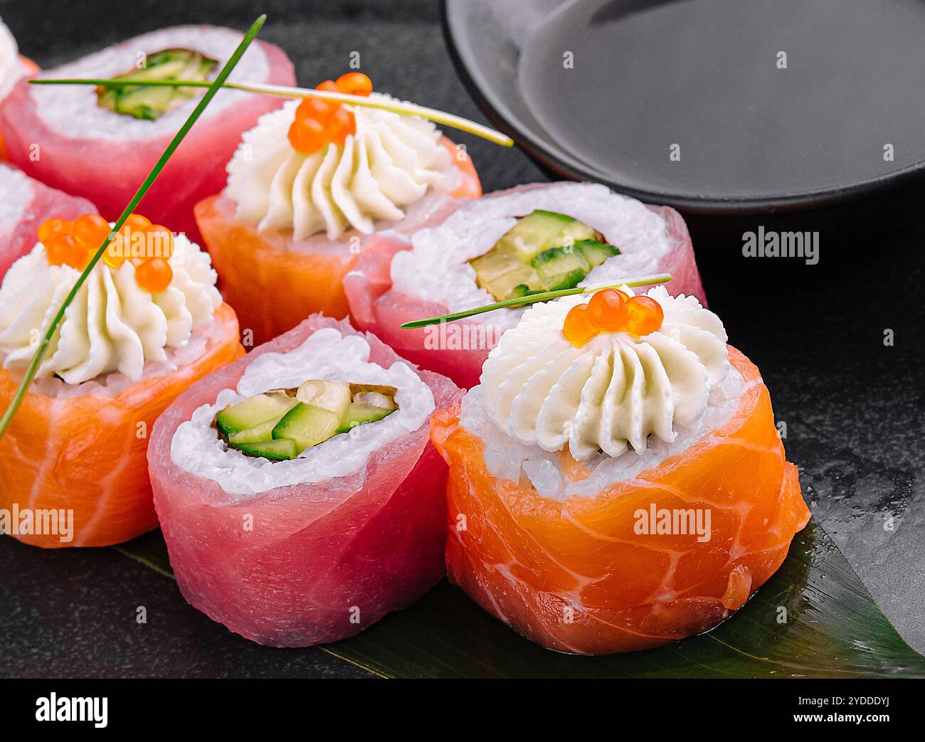 Sushi-Brötchen mit Lachs und Thunfisch Stockfoto