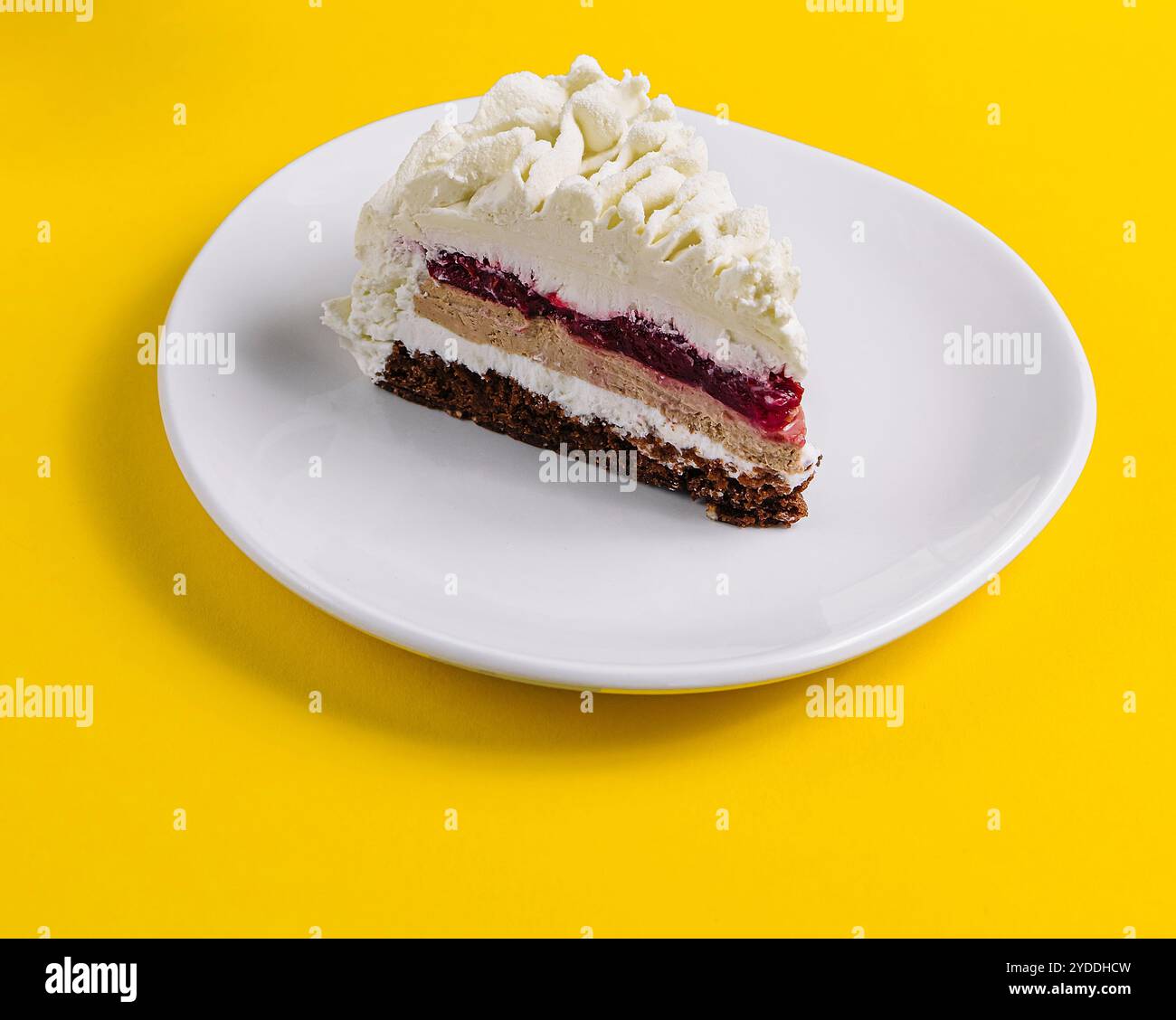 Mehrschichtiger Mousse Cake auf weißer Platte Stockfoto