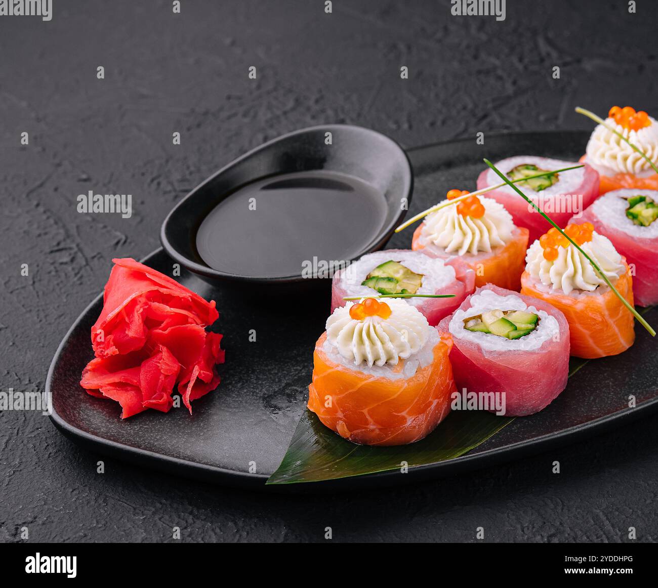 Sushi-Brötchen mit Lachs und Thunfisch Stockfoto