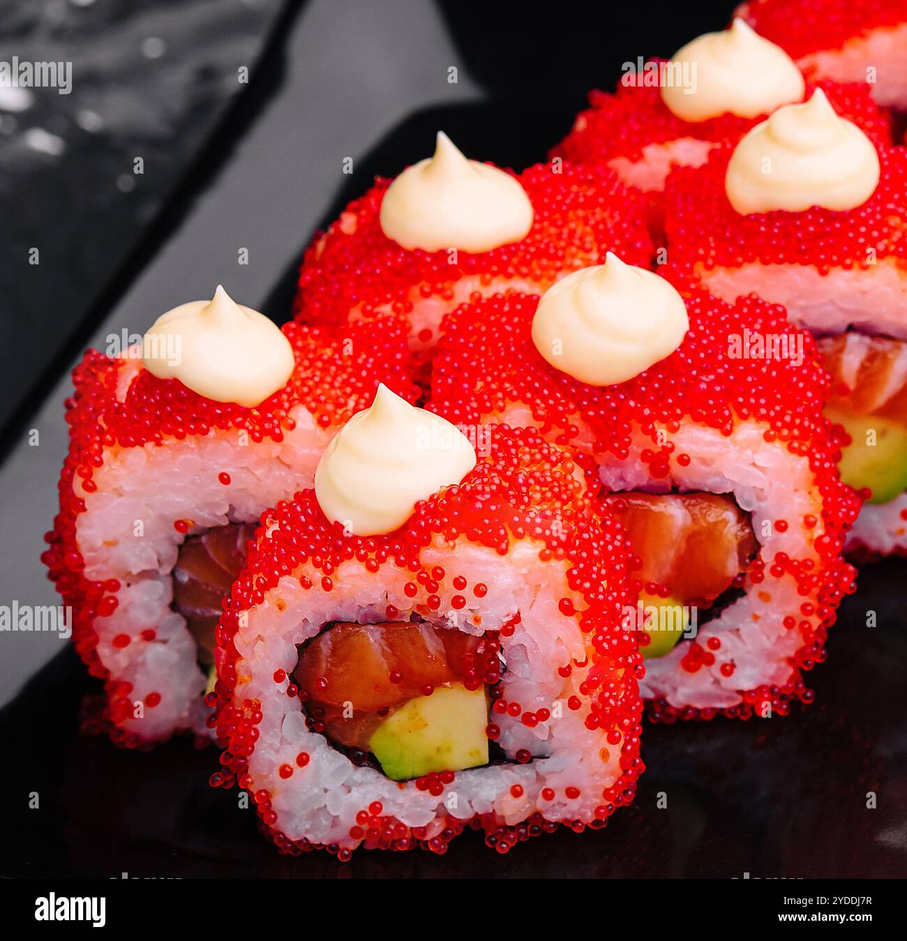 Makroaufnahme von kalifornischen Maki-Sushi-Brötchen mit Reis Stockfoto