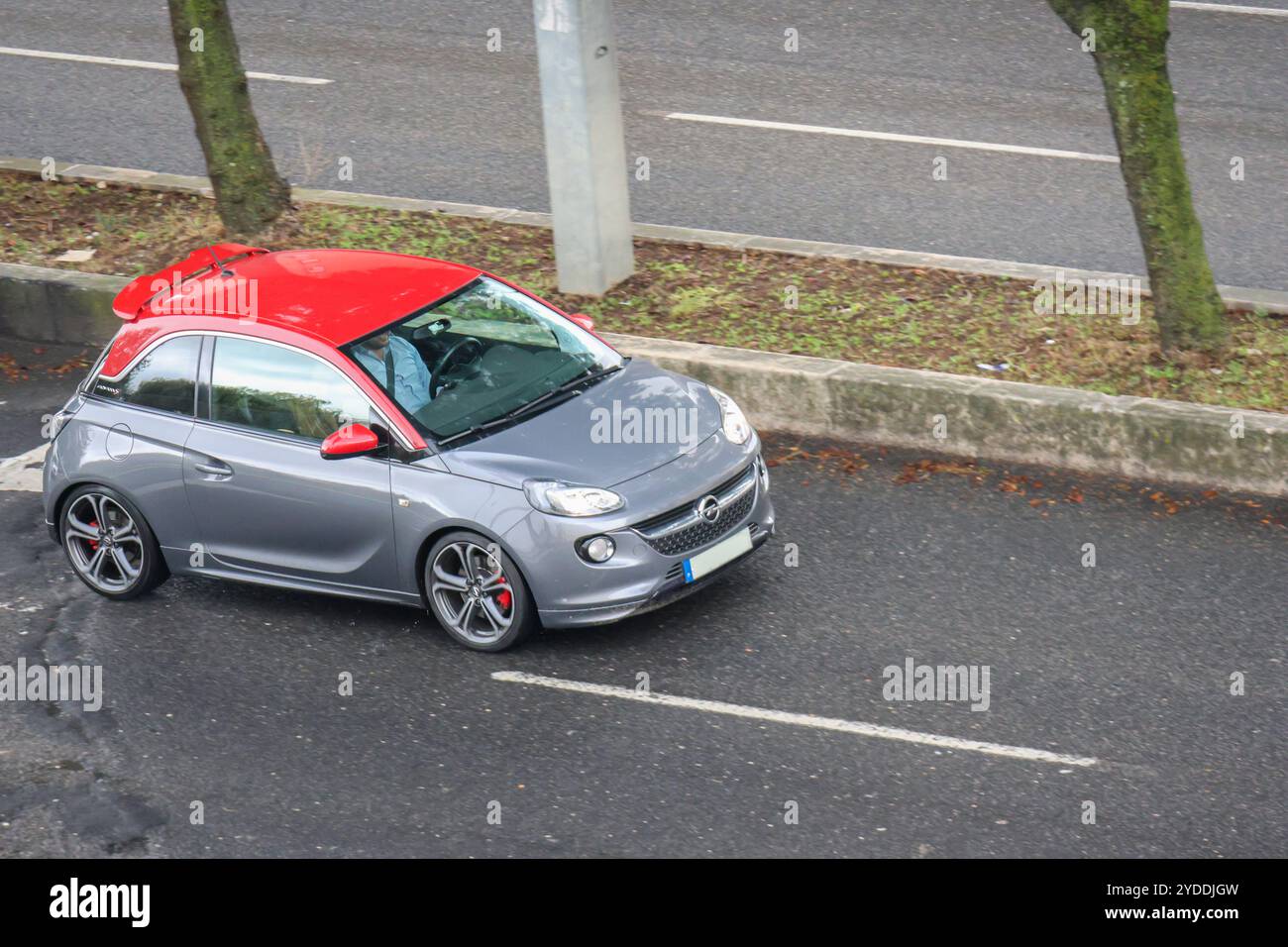 Moderner grauer Kompaktwagen opel adam mit rotem Dach auf Asphaltstraße Stockfoto