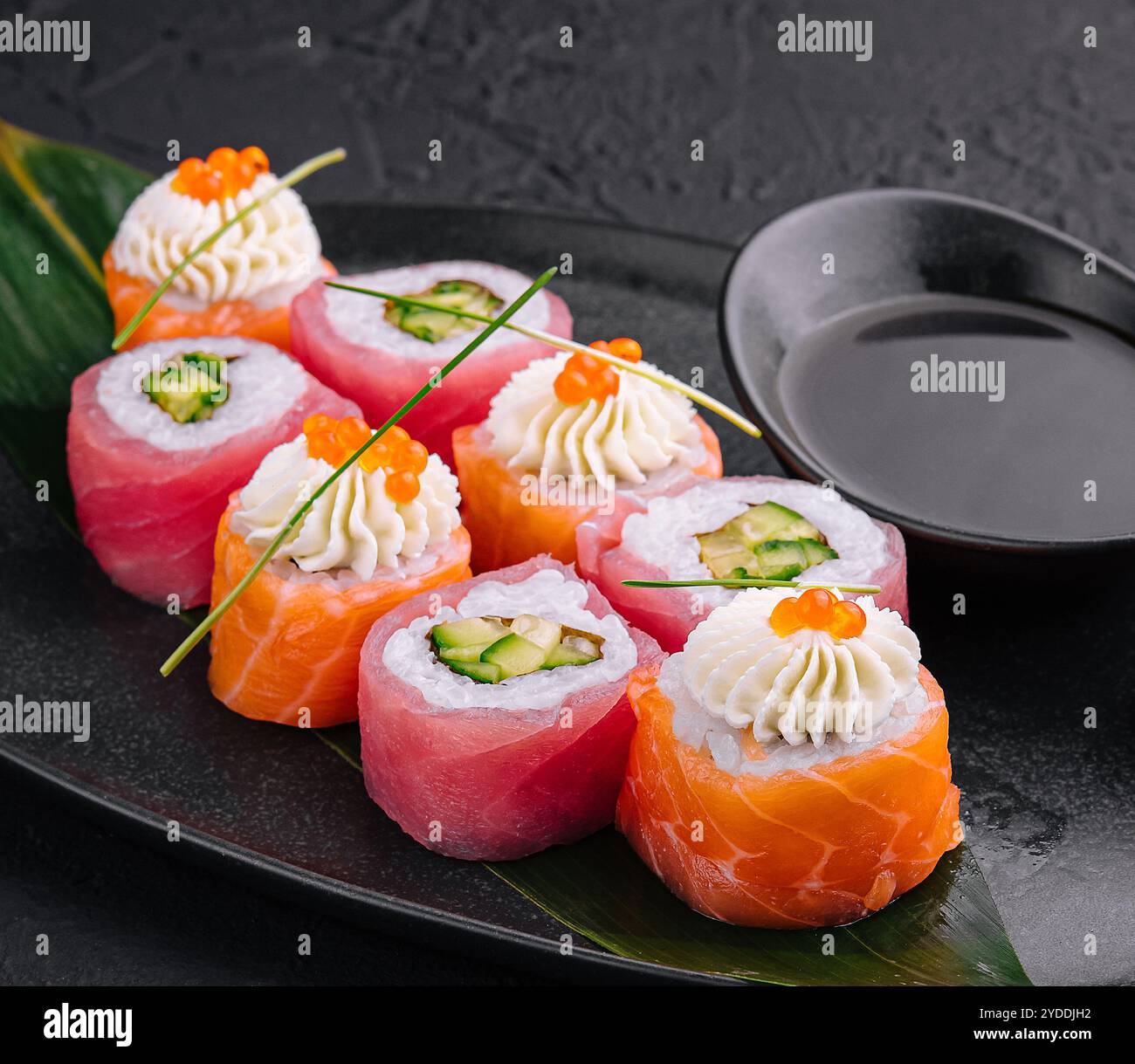 Sushi-Brötchen mit Lachs und Thunfisch Stockfoto