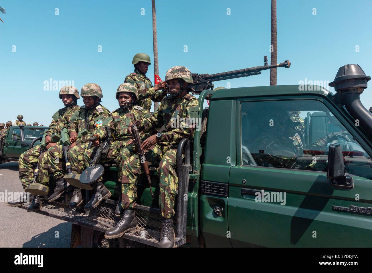 Mosambikanische Soldaten mit Minendetektoren auf der Rückseite eines Militärwagens, Teil einer Anti-Sprengstoff-Mission Stockfoto