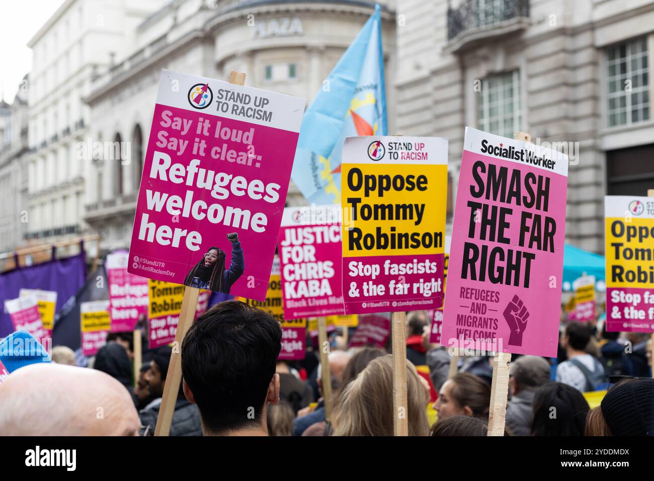 Gegner von Rassismus und rechtsextremen Ideologien versammelten sich in Central London, mit einer großen Menschenmenge im Piccadilly Circus und Regent Street St. James's. Die Demonstranten, die viele palästinensische Flaggen tragen, fordern im Nahen Osten ein Ende des Rassismus, einen Waffenstillstand und eine Deeskalation, während sie sich auf den marsch vorbereiten. Quelle: Sinai Noor/Alamy Live News Stockfoto