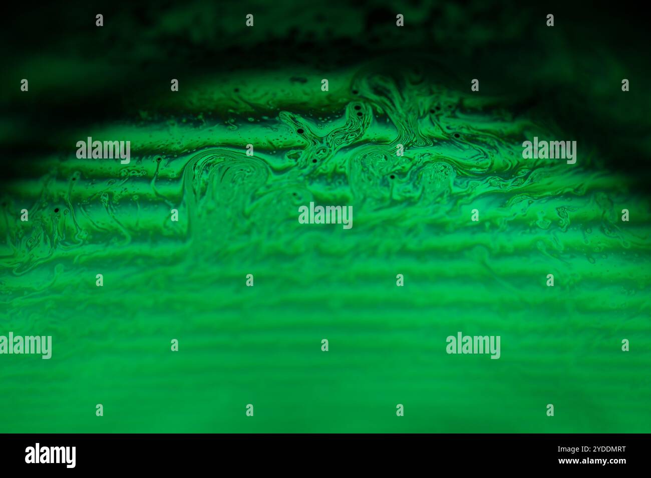 Grüne fantastische Linien, rote Flüssigkeit auf dunklem Hintergrund, farbenfrohe abstrakte Linien, Lichtlinie, rot auf schwarz, surrealistische Kunst Stockfoto