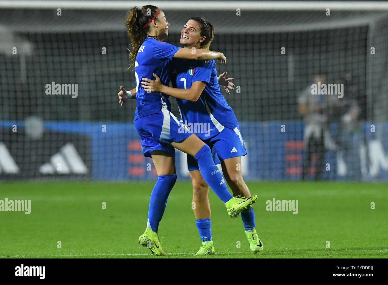 Rom, Italien. Oktober 2024. Sofia Cantore (R) und Benedetta Glionna (L) aus Italien feiern, nachdem sie während der Freundschaftsspiele zwischen Italien und Malta im Stadio Tre Fontane ein Tor geschossen haben. Endstand; Italien 5:0 Malta. Quelle: SOPA Images Limited/Alamy Live News Stockfoto