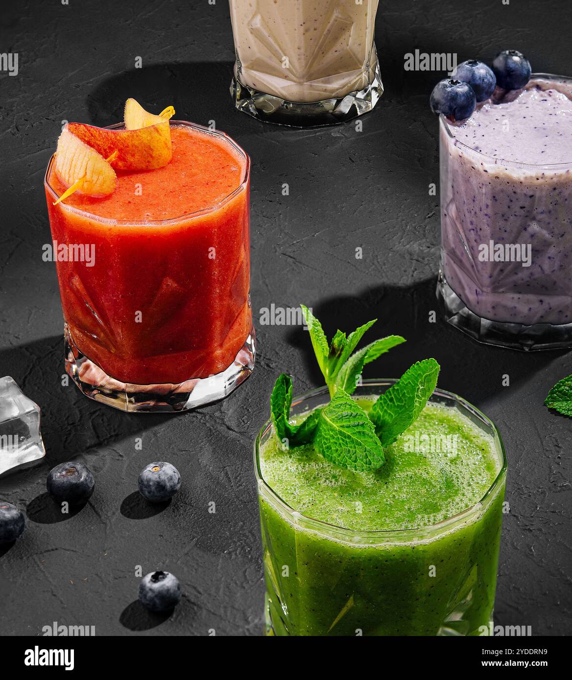 Frisch gemischte Frucht-Smoothies in verschiedenen Farben und Geschmacksrichtungen im Glas Stockfoto