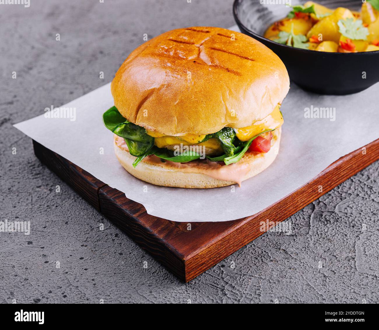 Nahaufnahme eines frischen leckeren Hühnerburgers Stockfoto