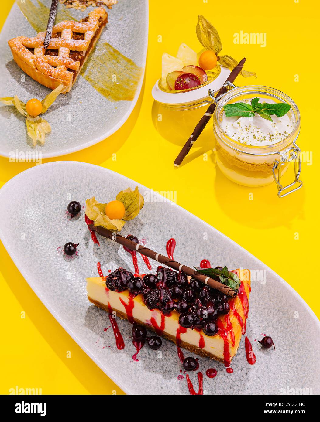 Köstliches Stück Käsekuchen mit schwarzer Johannisbeere und Erdbeersauce Stockfoto