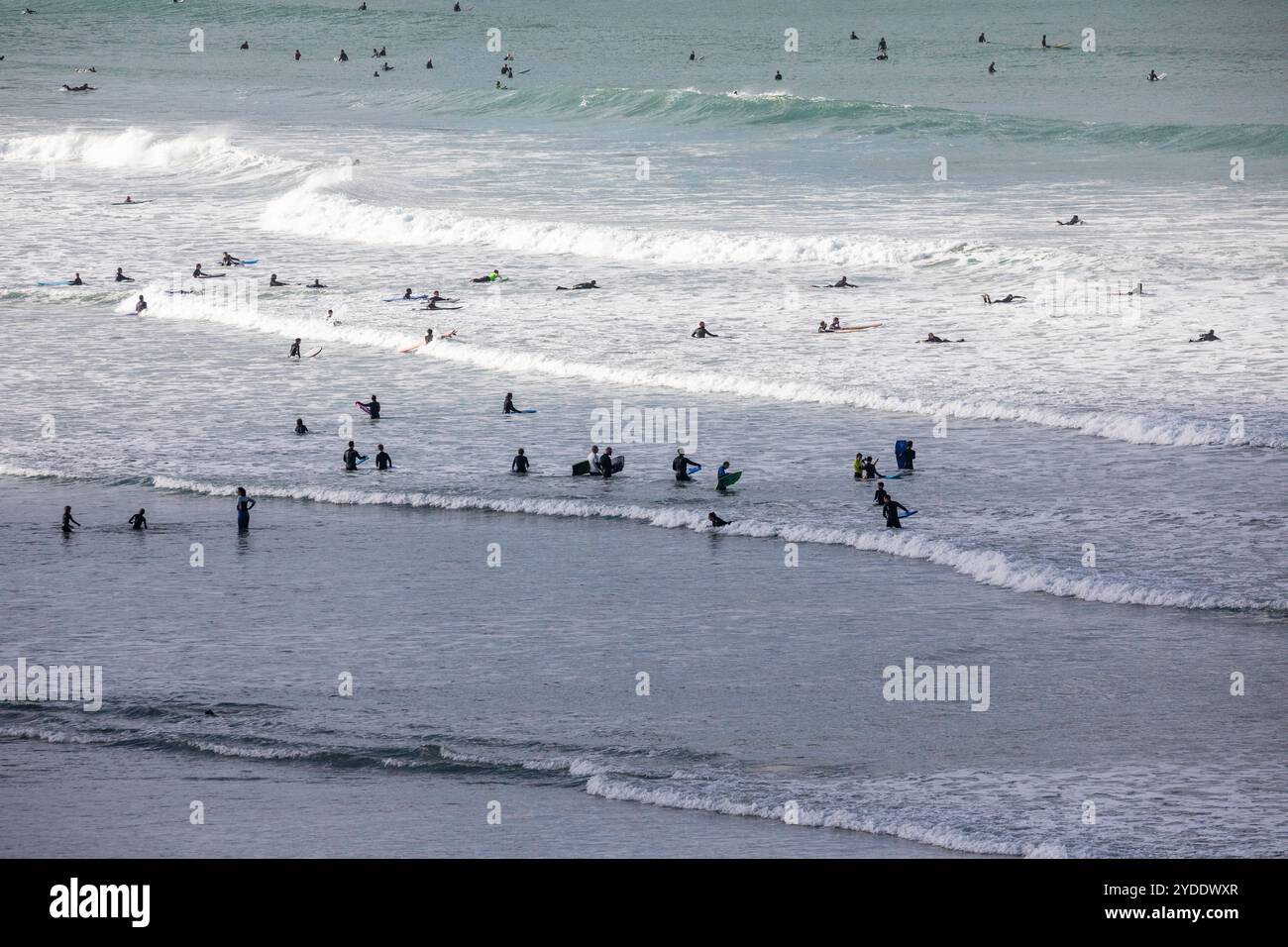 Newquay, Cornwall, am 26. Oktober 2024, genossen Familien während der Halbzeit das sonnige Wetter mit warmen 14 °C am Fistral Beach in Cornwall. Die Leute gingen zu Fuß, surfen und machten im Allgemeinen das Beste aus dem herrlichen Sonnenschein. Der Strand ist berühmt, da Menschen aus dem ganzen Land reisen, um die berühmte Brandung zu reiten. Quelle: Keith Larby/Alamy Live News Stockfoto